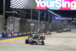 Restart: Nico Rosberg, Mercedes AMG F1 W07 Hybrid, führt und ein Sportwart in Bedrängnis
