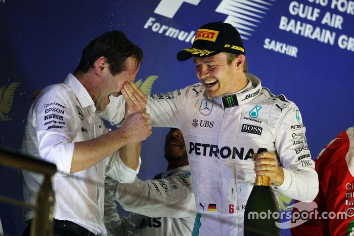 Aldo Costa, empapado, celebra la victoria en Baréin con Rosberg