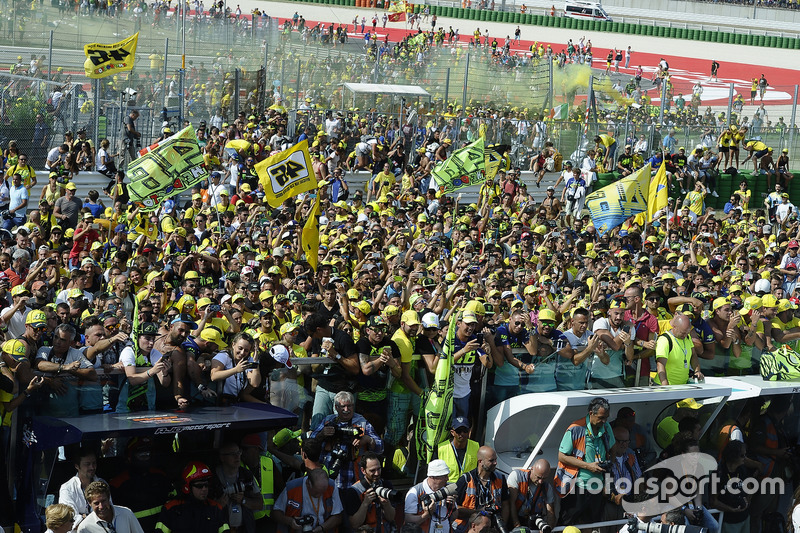 Des fans de Valentino Rossi, Yamaha Factory Racing