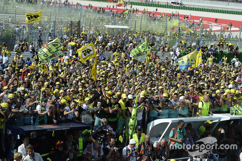 Valentino Rossi, Yamaha Factory Racing, fans