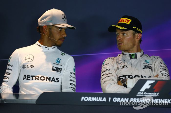 Mercedes AMG F1 W07, Lewis Hamilton y Nico Rosberg, Mercedes AMG Petronas F1 W07 en la Conferencia de prensa