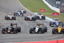 Daniil Kvyat, Scuderia Toro Rosso STR11; Sergio Perez, Sahara Force India F1 VJM09; y Jolyon Palmer,