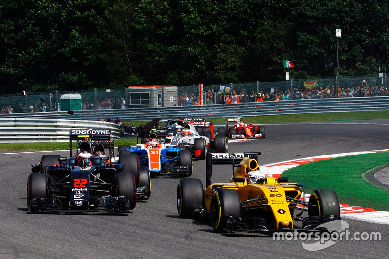 Kevin Magnussen, Renault Sport F1 Team; Jenson Button, McLaren