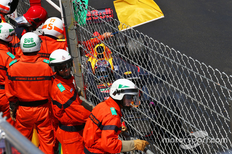 Max Verstappen, Red Bull Racing RB12 crash