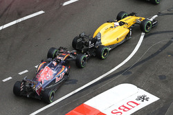 Daniil Kvyat, Scuderia Toro Rosso STR11 e Kevin Magnussen, Renault Sport F1 Team RS16 si toccano