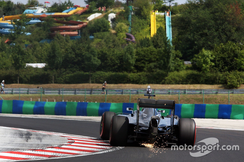 Funkenflug: Nico Rosberg, Mercedes AMG F1 W07 Hybrid