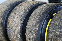 Des pneus Pirelli recouverts d'herbe