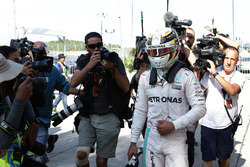 Lewis Hamilton, Mercedes AMG F1 vuelve a boxes después de que él se retiró de la carrera