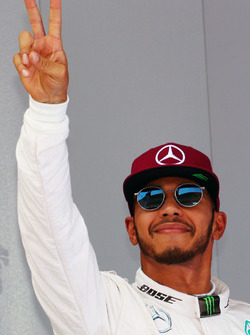 Льюїс Хемілтон, Mercedes AMG F1, святкує поул в закритому парку