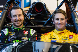Kurt Busch y Ryan Hunter-Reay en el coche Radical que participa en la 2017 Race of Champions en Miam
