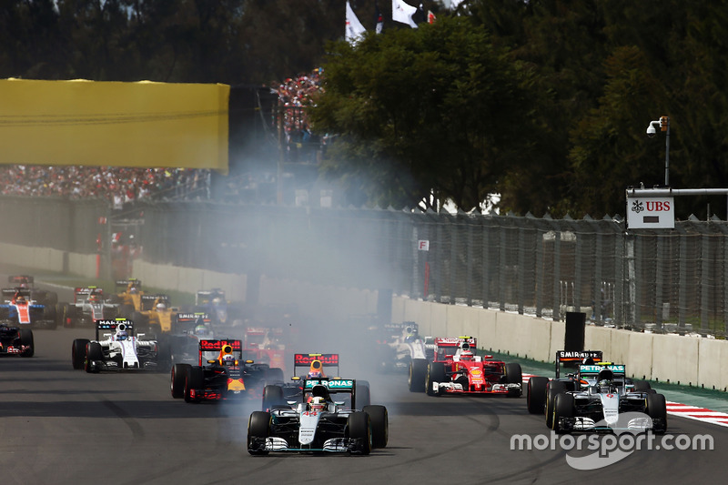 Lewis Hamilton, Mercedes AMG F1 W07 Hybrid locks up under braking as he leads at the start of the race