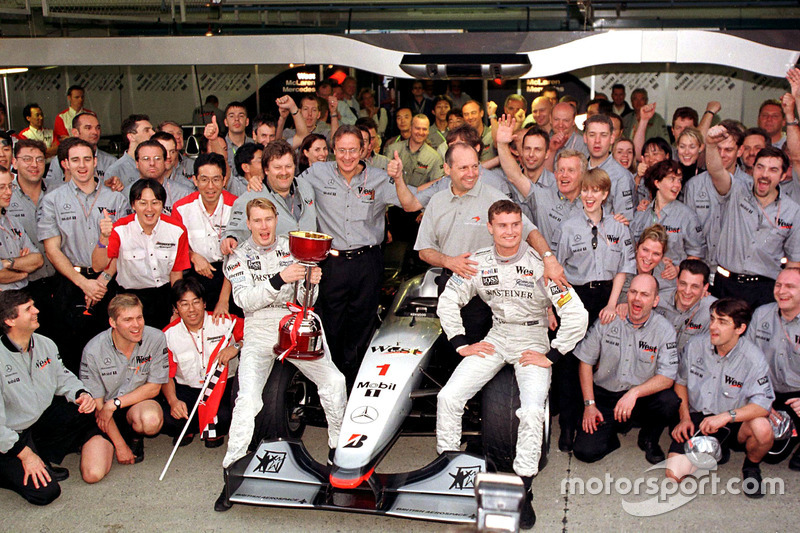 L'équipe McLaren fête son titre constructeurs avec le nouveau champion du monde, Mika Hakkinen