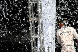 Podium: racewinnaar Lewis Hamilton, Mercedes AMG F1