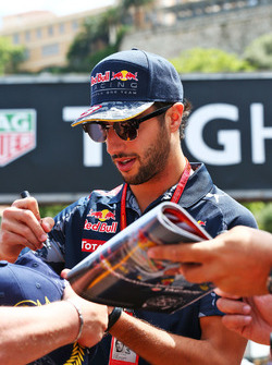 Даніель Ріккардо, Red Bull Racing, роздає автографи фанатам