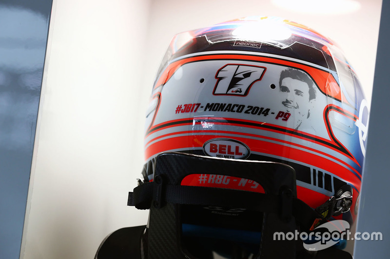 El casco de Romain Grosjean, Haas F1 Team con un homenaje para Jules Bianchi