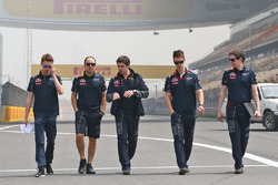 Даниил Квят, изучает трассу Red Bull Racing с командой