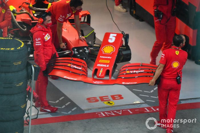 Mecánicos con el alerón delantero de Sebastian Vettel, Ferrari SF1000