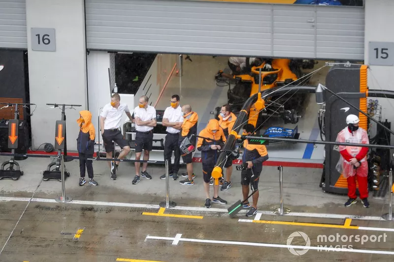 El equipo McLaren bajo la lluvia