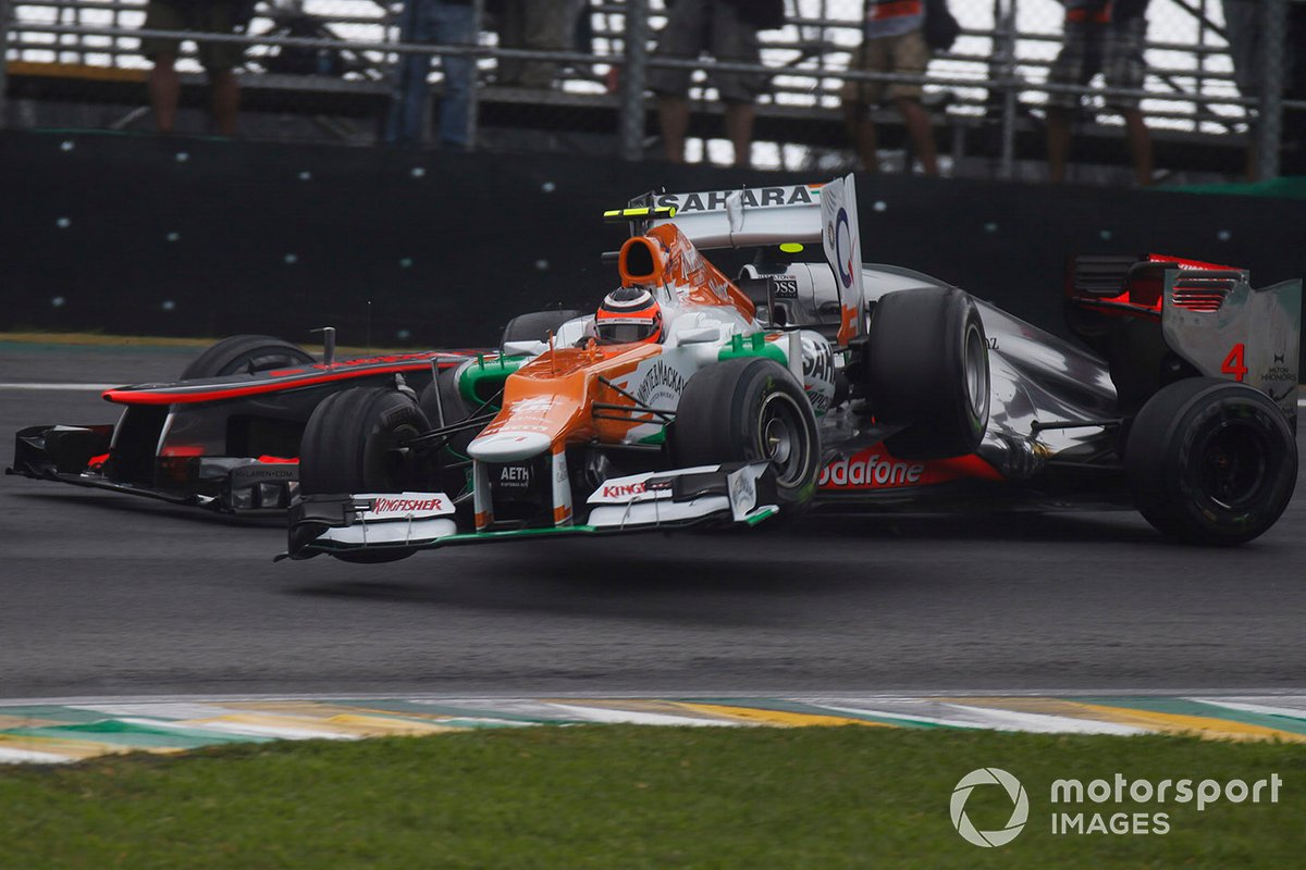 Nico Hulkenberg, Force India VJM05 Mercedes, Lewis Hamilton, McLaren MP4-27 Mercedes,mientras intenta pasar por el liderato