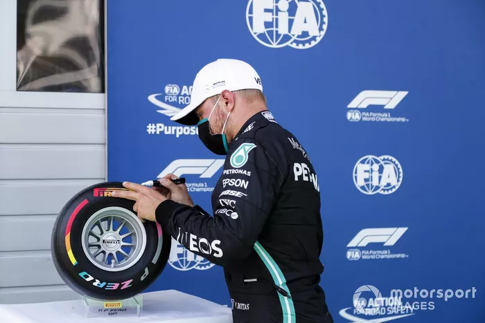 Valtteri Bottas, Mercedes-AMG Petronas F1 festeggia in parc ferme con il Pirelli Pole Position Award