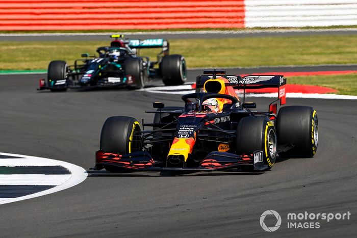Max Verstappen, Red Bull Racing RB16, Valtteri Bottas, Mercedes F1 W11