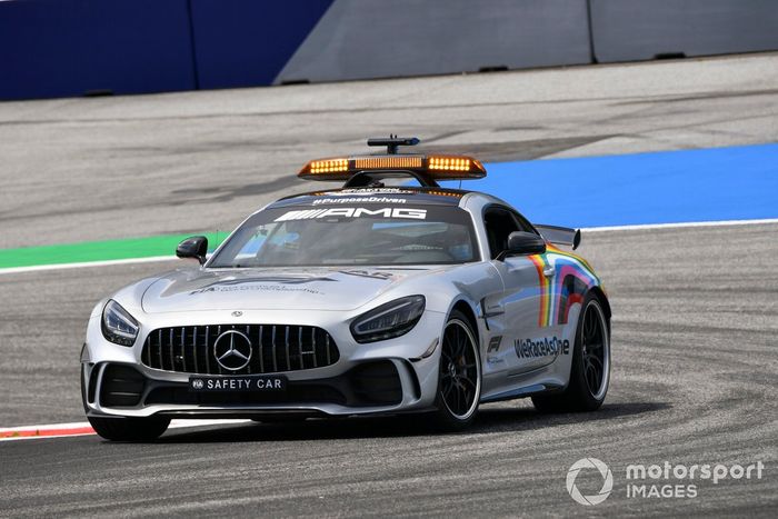 Safety Car con el logo de We Race As One
