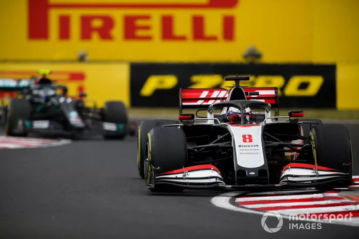Romain Grosjean, Haas VF-20, devant Valtteri Bottas, Mercedes F1 W11