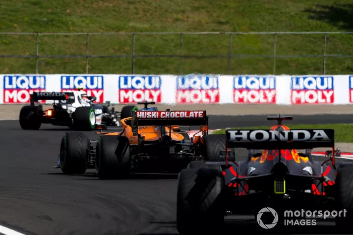 Pierre Gasly, AlphaTauri AT02, Daniel Ricciardo, McLaren MCL35M, y Max Verstappen, Red Bull Racing RB16B