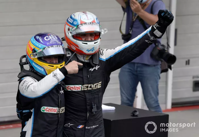 Fernando Alonso, Alpine F1, y Esteban Ocon, Alpine F1