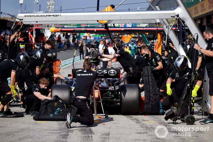 Valtteri Bottas, Mercedes W12, en pits