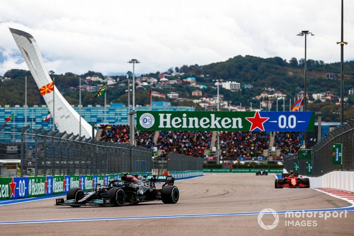 Valtteri Bottas, Mercedes W12, Carlos Sainz Jr., Ferrari SF21