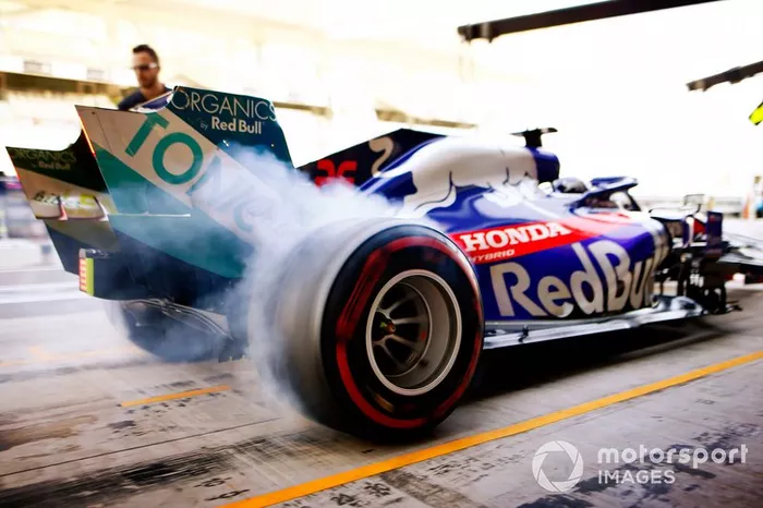 Daniil Kvyat, Toro Rosso STR14 sale de boxes