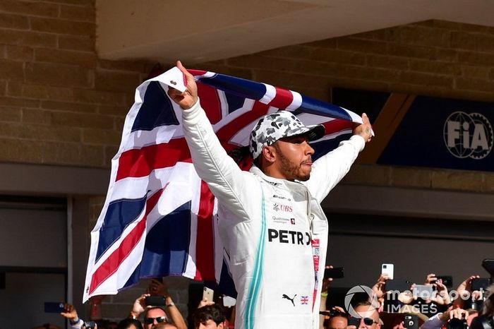 Lewis Hamilton, Mercedes AMG F1, 2° classificato, festeggia con una bandiera britannica, nel parco chiuso, dopo aver conquistato il suo sesto Mondiale