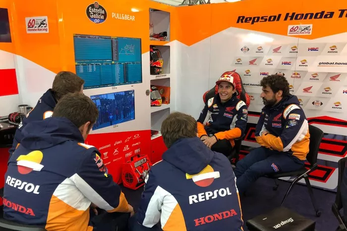 Marc Márquez conversa com equipe da Honda em Valência.