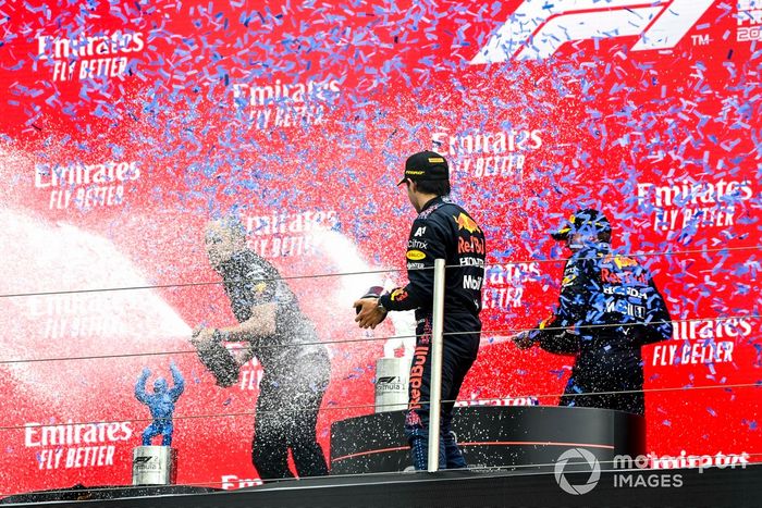 Podio: Gianpiero Lambiase, Ingeniero de carreras de Red Bull Racing, tercer lugar Sergio Pérez, Red Bull Racing, ganador de la carrera Max Verstappen, Red Bull Racing