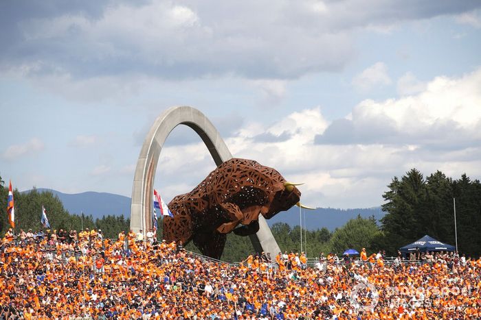 Los aficionados holandeses celebran la pole de Max Verstappen, RB16B de Red Bull Racing