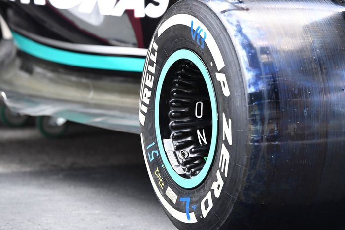 Detalle de la rueda trasera del Mercedes W12