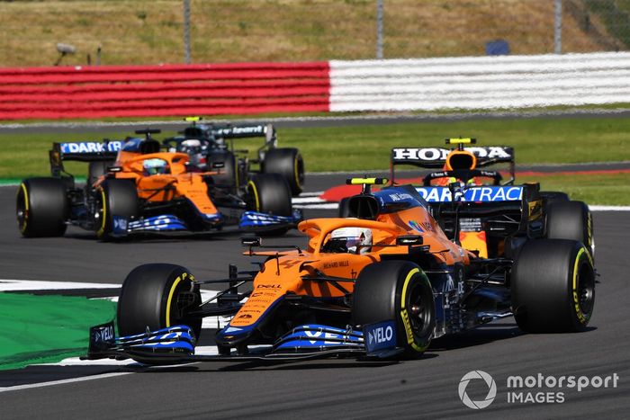 Lando Norris, McLaren MCL35M, Sergio Pérez, Red Bull Racing RB16B, Daniel Ricciardo, McLaren MCL35M