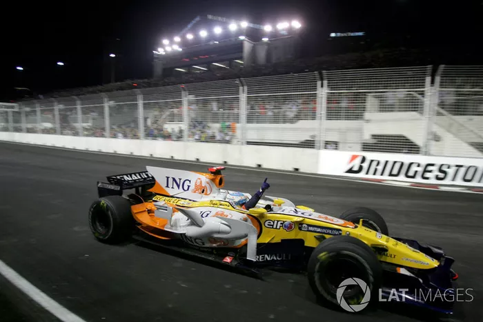 Fernando Alonso, Renault F1 Team R28 célèbre la victoire