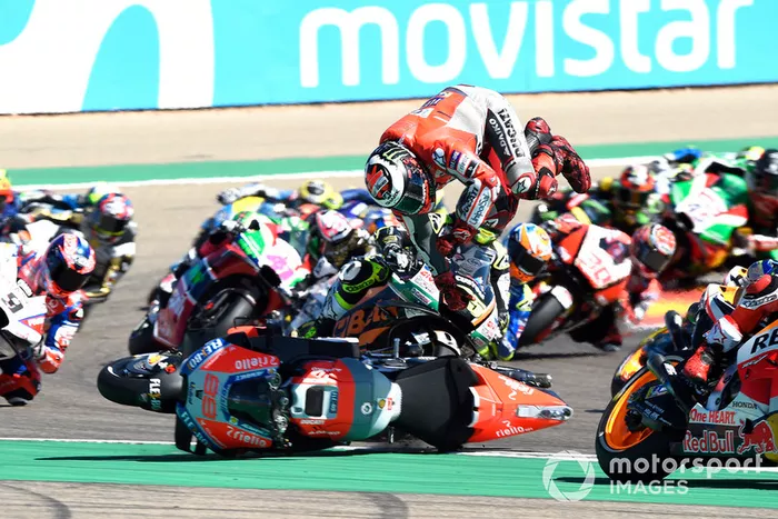 Jorge Lorenzo, Ducati Team cae al inicio de la carrera