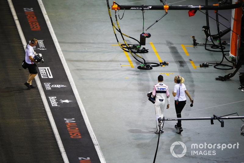 Гонщик Racing Point Force India F1 Эстебан Окон возвращается в боксы после аварии