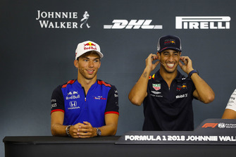 Pierre Gasly, Toro Rosso ve Daniel Ricciardo, Red Bull Racing, basın toplantısında