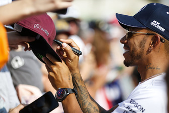 Lewis Hamilton, Mercedes AMG F1, imza dağıtıyor