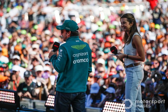 Fernando Alonso, Aston Martin F1 Team e Immy Barclay, presentadora