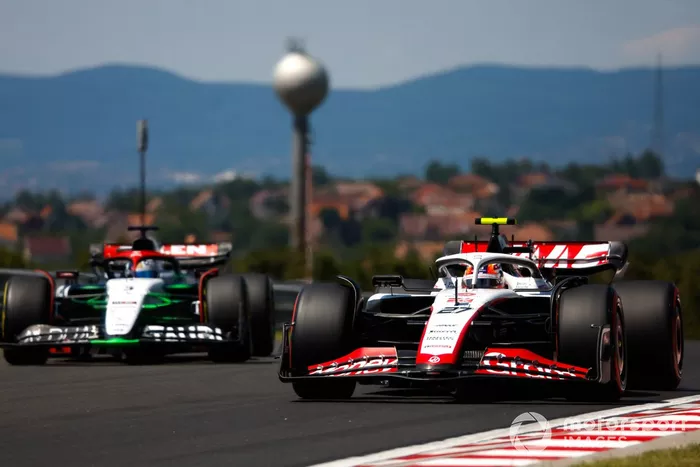 Nico Hulkenberg, Haas VF-23, Daniel Ricciardo, AlphaTauri AT04