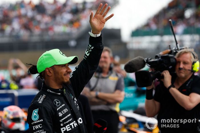 Lewis Hamilton, Mercedes-AMG, 3ª posición, celebra en Parc Ferme