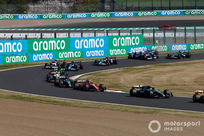 Daniel Ricciardo, RB F1 Team VCARB 01 et Alex Albon, Williams Racing, s'écrasent alors que Lewis Hamilton, Mercedes F1 W15, Charles Leclerc, Ferrari SF-24, George Russell, Mercedes F1 W15, Nico Hulkenberg, Haas VF-24, se retrouvent en tête du peloton.