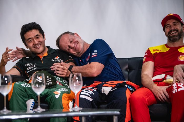 Rubens Barrichello brinca com Rafael Suzuki antes da decisão