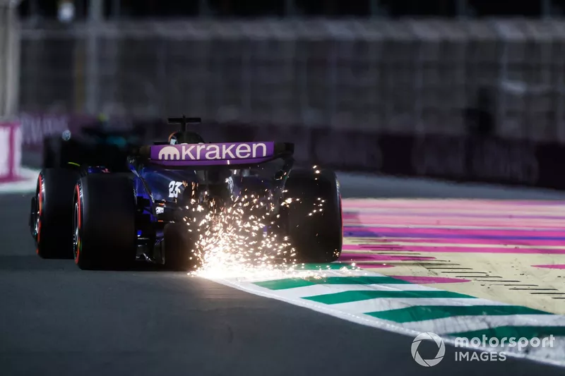 Des étincelles jaillissent d'Alex Albon, Williams FW46