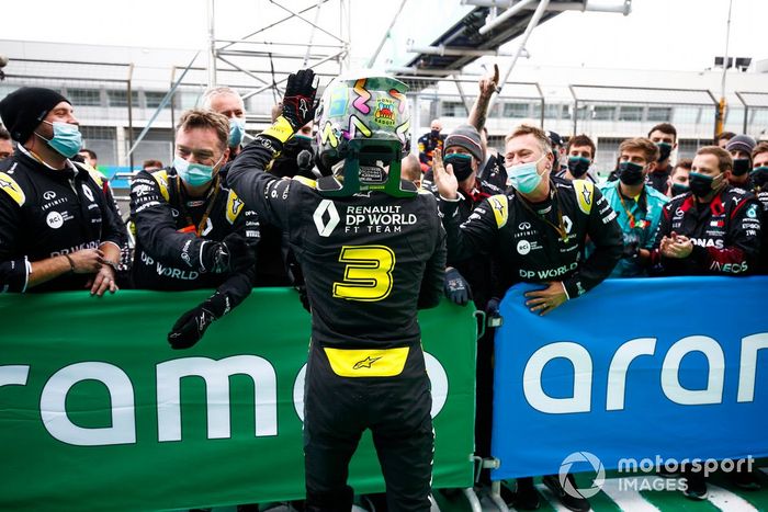 Daniel Ricciardo, Renault F1, 3ª posición, celebra con su equipo en Parc Ferme